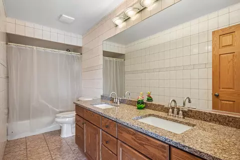 Bath - 526 N 3rd Ave, Des Plaines, IL 60016 photo 4 of 5
