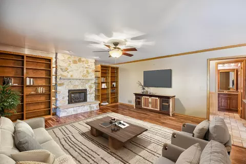 Living - 526 N 3rd Ave, Des Plaines, IL 60016 photo 2 of 5