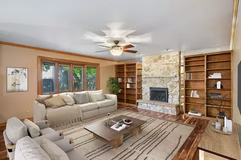Living - 526 N 3rd Ave, Des Plaines, IL 60016 photo 1 of 5