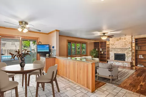 Living - 526 N 3rd Ave, Des Plaines, IL 60016 photo 3 of 5