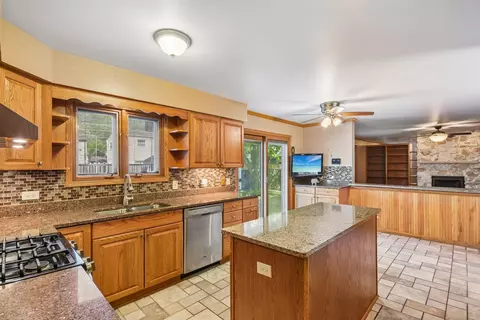 Kitchen - 526 N 3rd Ave, Des Plaines, IL 60016 photo 2 of 3