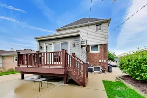 Exterior - 940 W Grant Dr, Des Plaines, IL 60016 photo 9 of 13