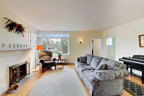 Living - 940 W Grant Dr, Des Plaines, IL 60016 photo 3 of 9