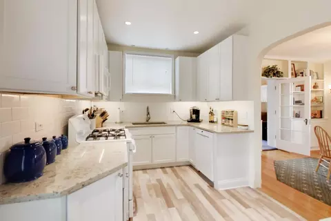 Kitchen - 940 W Grant Dr, Des Plaines, IL 60016 photo 1 of 8