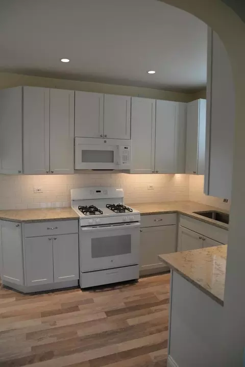 Kitchen - 940 W Grant Dr, Des Plaines, IL 60016 photo 8 of 8