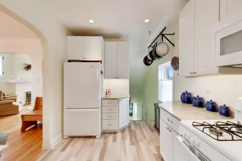 Kitchen - 940 W Grant Dr, Des Plaines, IL 60016 photo 4 of 8