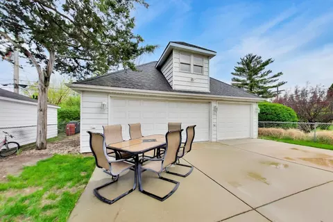 Exterior - 940 W Grant Dr, Des Plaines, IL 60016 photo 13 of 13