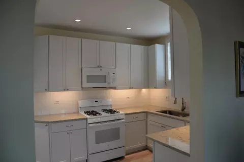 Kitchen - 940 W Grant Dr, Des Plaines, IL 60016 photo 5 of 8