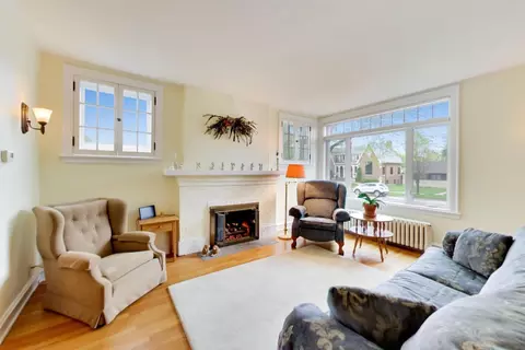 Living - 940 W Grant Dr, Des Plaines, IL 60016 photo 2 of 9