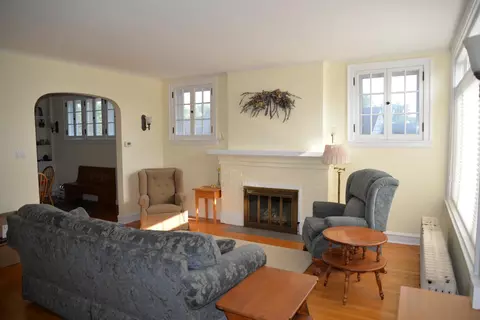 Living - 940 W Grant Dr, Des Plaines, IL 60016 photo 4 of 9