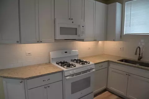 Kitchen - 940 W Grant Dr, Des Plaines, IL 60016 photo 7 of 8