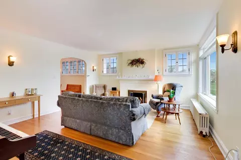 Living - 940 W Grant Dr, Des Plaines, IL 60016 photo 1 of 9