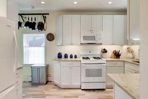Kitchen - 940 W Grant Dr, Des Plaines, IL 60016 photo 3 of 8