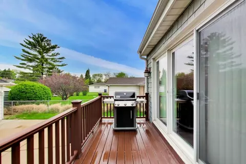 Exterior - 940 W Grant Dr, Des Plaines, IL 60016 photo 5 of 13