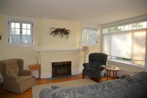Living - 940 W Grant Dr, Des Plaines, IL 60016 photo 5 of 9