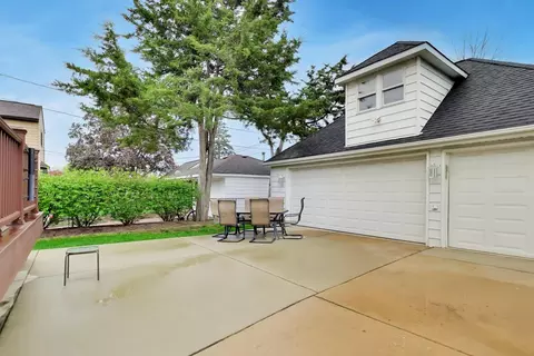Exterior - 940 W Grant Dr, Des Plaines, IL 60016 photo 11 of 13