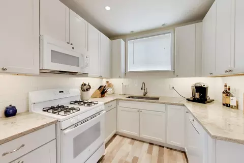 Kitchen - 940 W Grant Dr, Des Plaines, IL 60016 photo 2 of 8