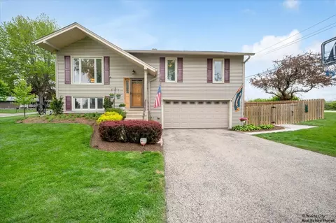26 Washtenaw St, Algonquin, IL 60102