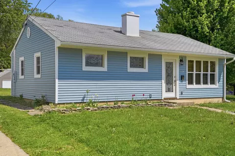 Exterior - 1107 University St, Dixon, IL 61021 photo 2 of 2