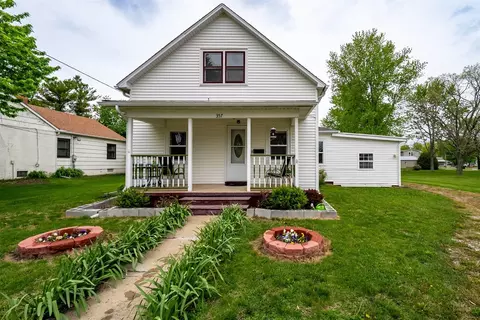 357 W 3rd St, El Paso, IL 61738