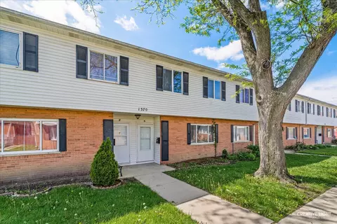 1370 Monomoy St #E, Aurora, IL 60506