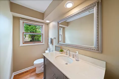 Bath - 2405 Cimarron Ct, Naperville, IL 60565 photo 1 of 3
