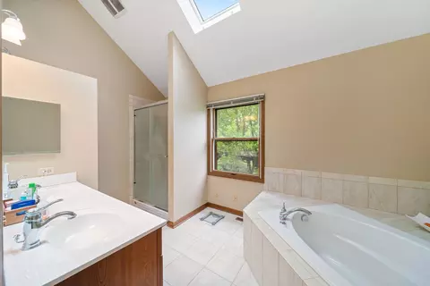 Bath - 2405 Cimarron Ct, Naperville, IL 60565 photo 2 of 3