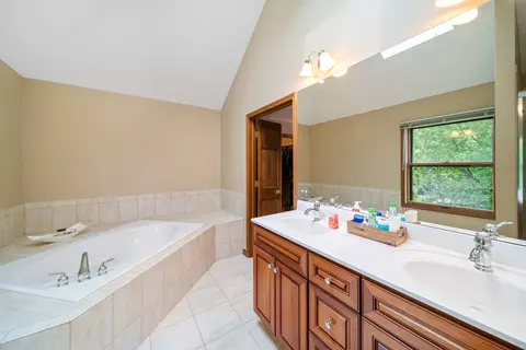 Bath - 2405 Cimarron Ct, Naperville, IL 60565 photo 3 of 3