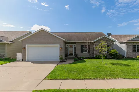 4 Frontier Ct, Le Claire, IA 52753