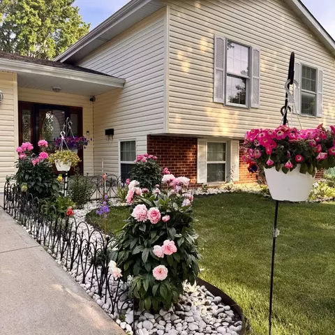 2215 Bradford Dr, Wheaton, IL 60189