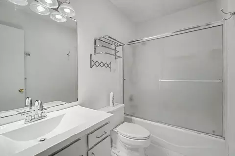 Bath - 22 Fields E #0, Champaign, IL 61822 photo 2 of 2