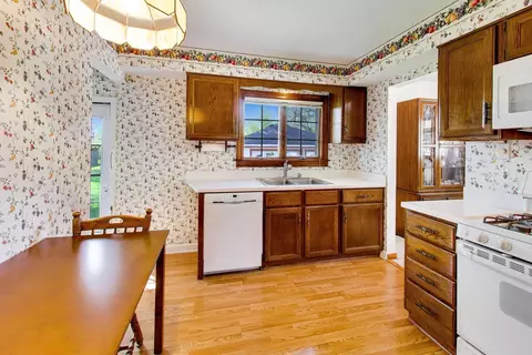 Kitchen - 1719 Verde Dr, Mount Prospect, IL 60056 photo 2 of 3