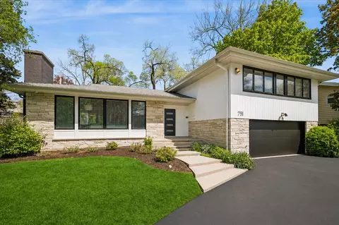 751 Woodridge Ln, Glencoe, IL 60022