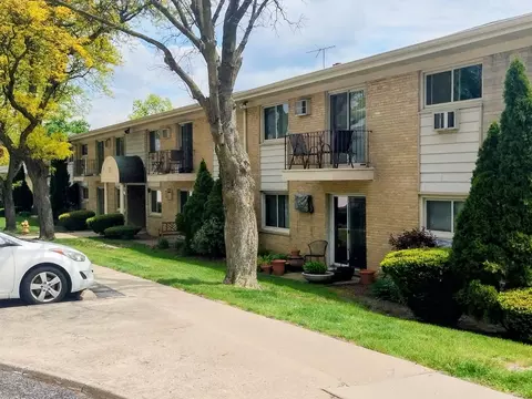 551 Carlysle Dr #10, Clarendon Hills, IL 60514