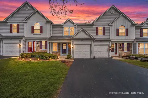 327 Shadybrook Ln, Aurora, IL 60504