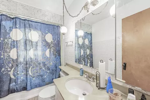 Bath - 2910 E 138 Pl, Burnham, IL 60633 photo 1 of 2