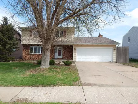 513 S 7th St, Eldridge, IA 52748
