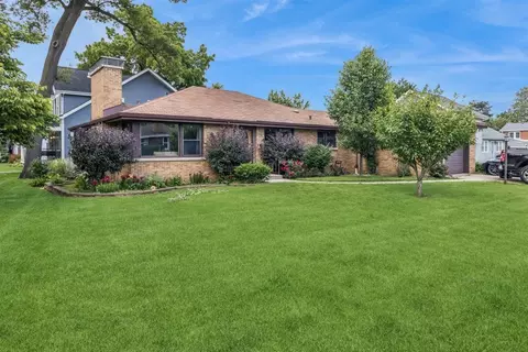4 E Madison St, Villa Park, IL 60181