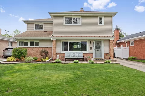 8243 N Washington St, Niles, IL 60714