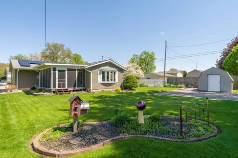 Exterior - 918 6th St, Hampton, IL 61256 photo 7 of 12