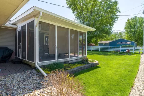 Exterior - 918 6th St, Hampton, IL 61256 photo 5 of 12