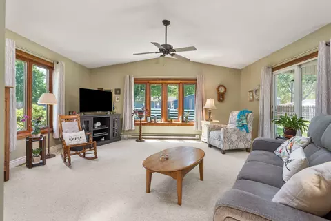 Living - 918 6th St, Hampton, IL 61256 photo 3 of 6