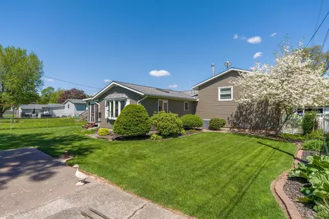 Exterior - 918 6th St, Hampton, IL 61256 photo 9 of 12