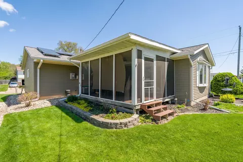 Exterior - 918 6th St, Hampton, IL 61256 photo 6 of 12