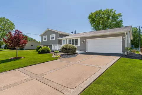 Exterior - 918 6th St, Hampton, IL 61256 photo 2 of 12