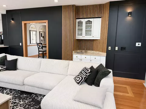 Living - 3330 Oregon Trl, Olympia Fields, IL 60461 photo 2 of 5
