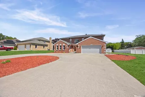 725 N 8th Ave, Addison, IL 60101