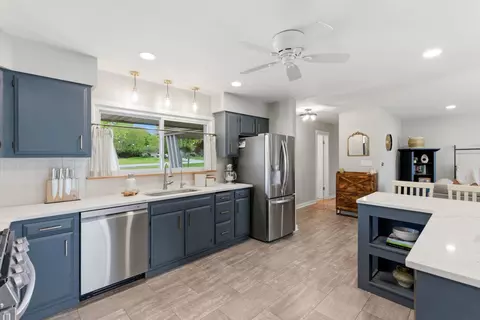 Kitchen - 11 N980 Almora Ter, Elgin, IL 60124 photo 2 of 4