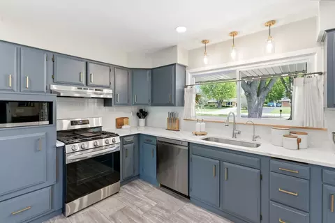 Kitchen - 11 N980 Almora Ter, Elgin, IL 60124 photo 1 of 4