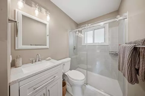 Bath - 11 N980 Almora Ter, Elgin, IL 60124 photo 2 of 2